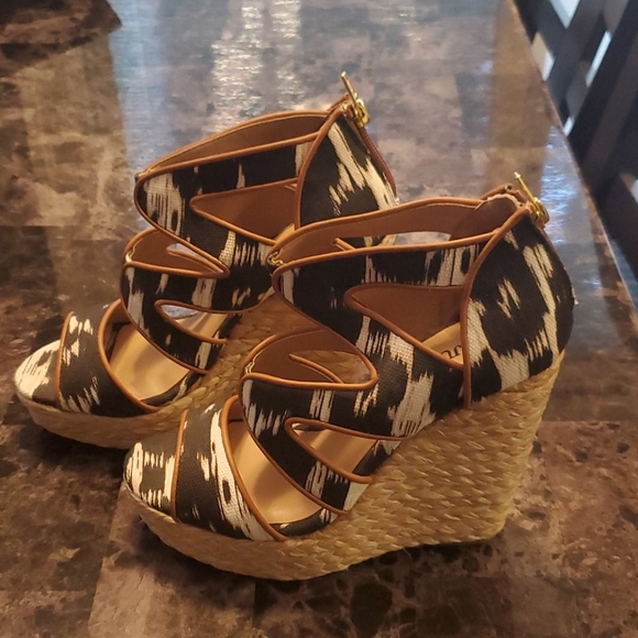 Sz. 6 peep toe Wedges- never worn - Picture 4 of 4